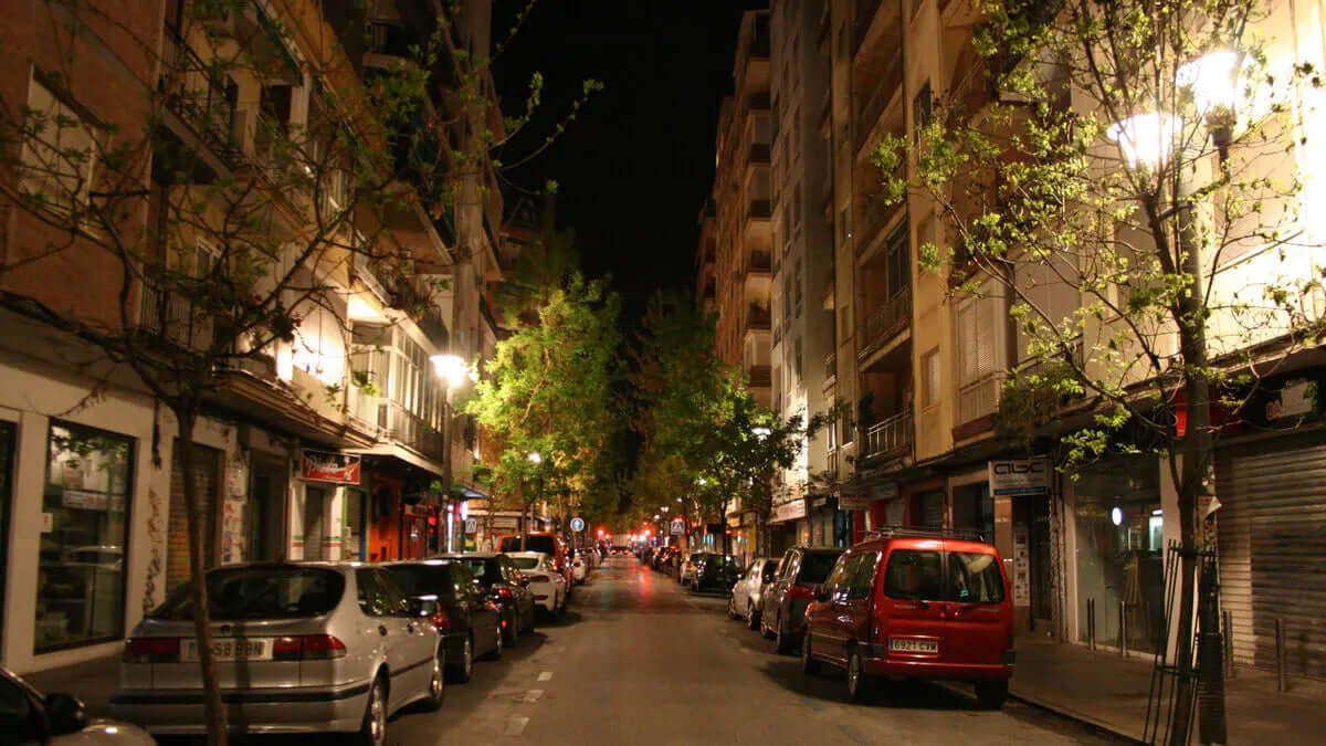 Descubre la calle Pedro Antonio de Granada: una calle vibrante y llena de vida