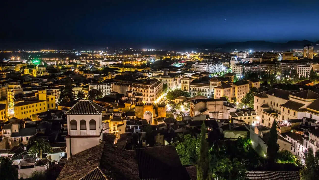 Granada nocturna: una guía para disfrutar de la vida nocturna de la ciudad