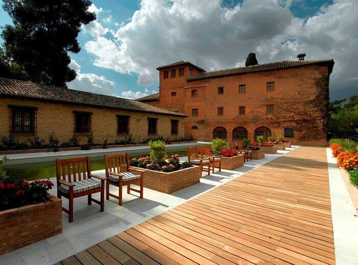 Descubre el encanto histórico y cultural de Granada en el Parador de la Alhambra