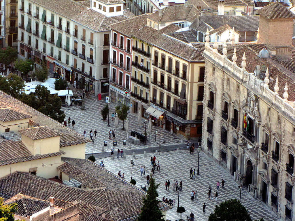 Descubre la belleza de Plaza Nueva Granada: historia, monumentos y turismo