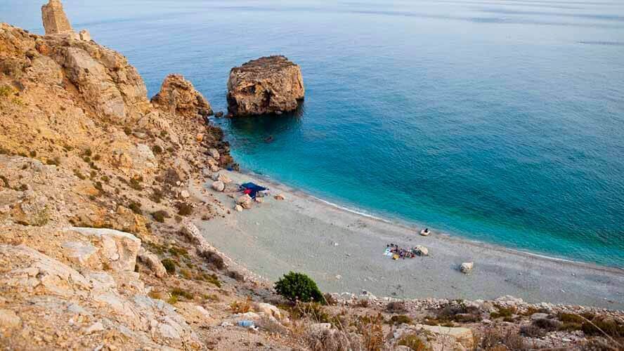 Descubre las mejores playas de Granada: guía completa y recomendaciones