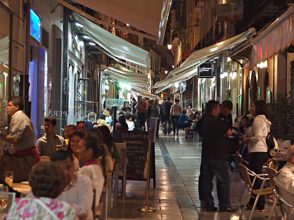 Calle Navas Granada: Descubre la vida y gastronómia de la calle más popular de la ciudad