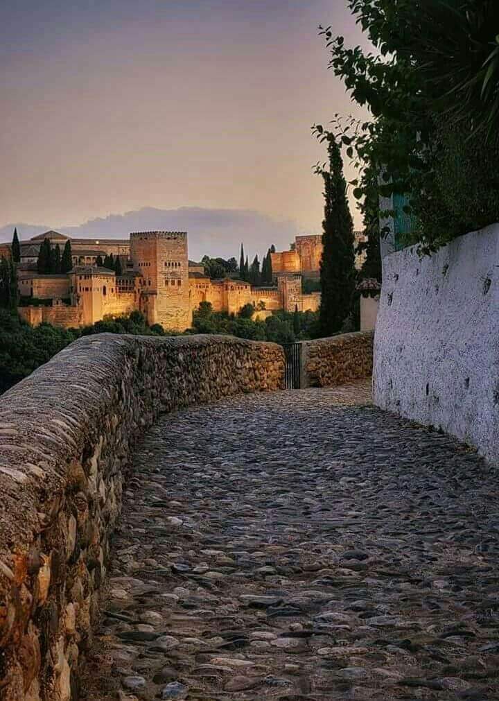 Descubre la majestuosidad de Granada y la Alhambra, una joya del patrimonio español