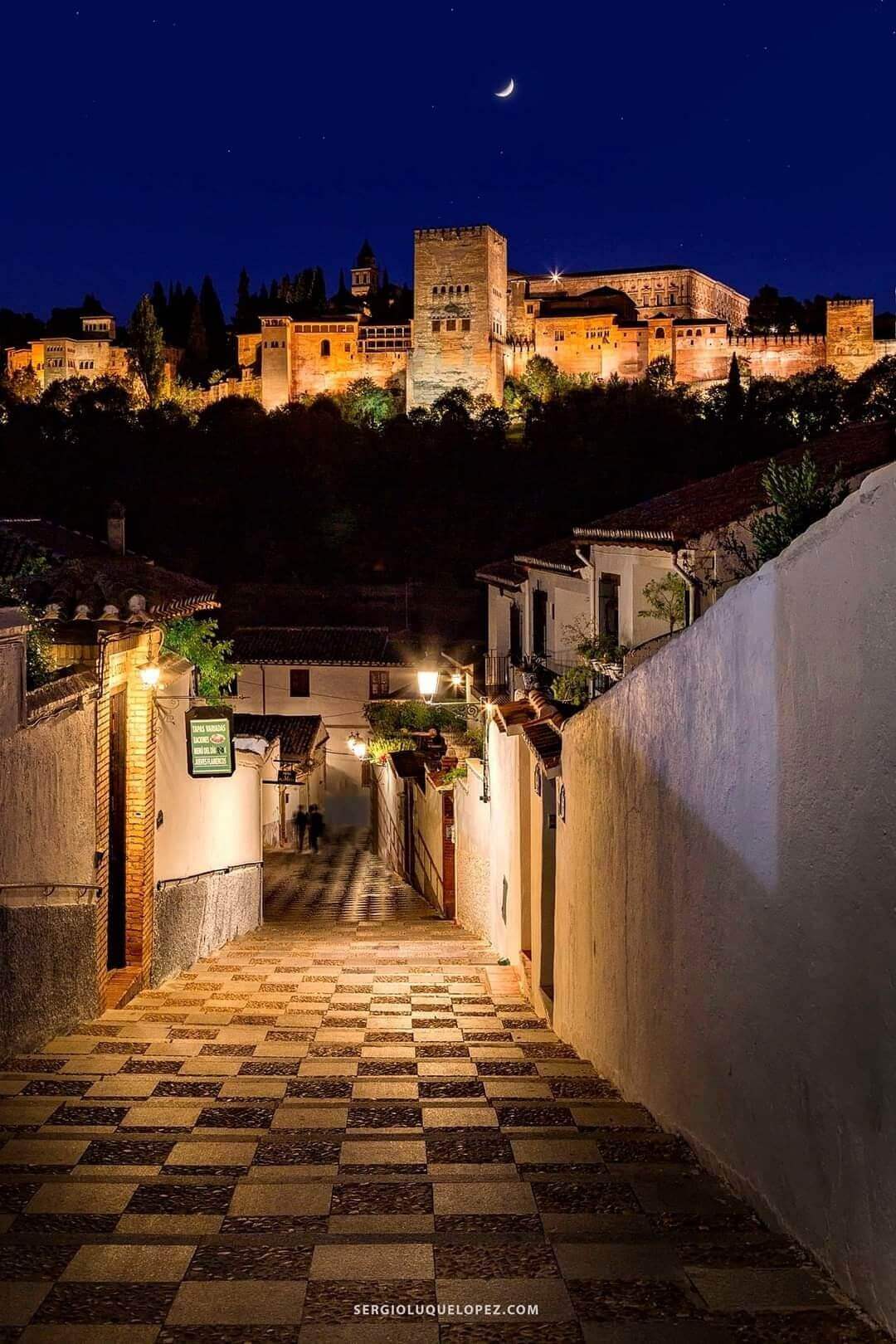 Descubre la Majestad de la Alhambra de Granada: Guía Turística Completa