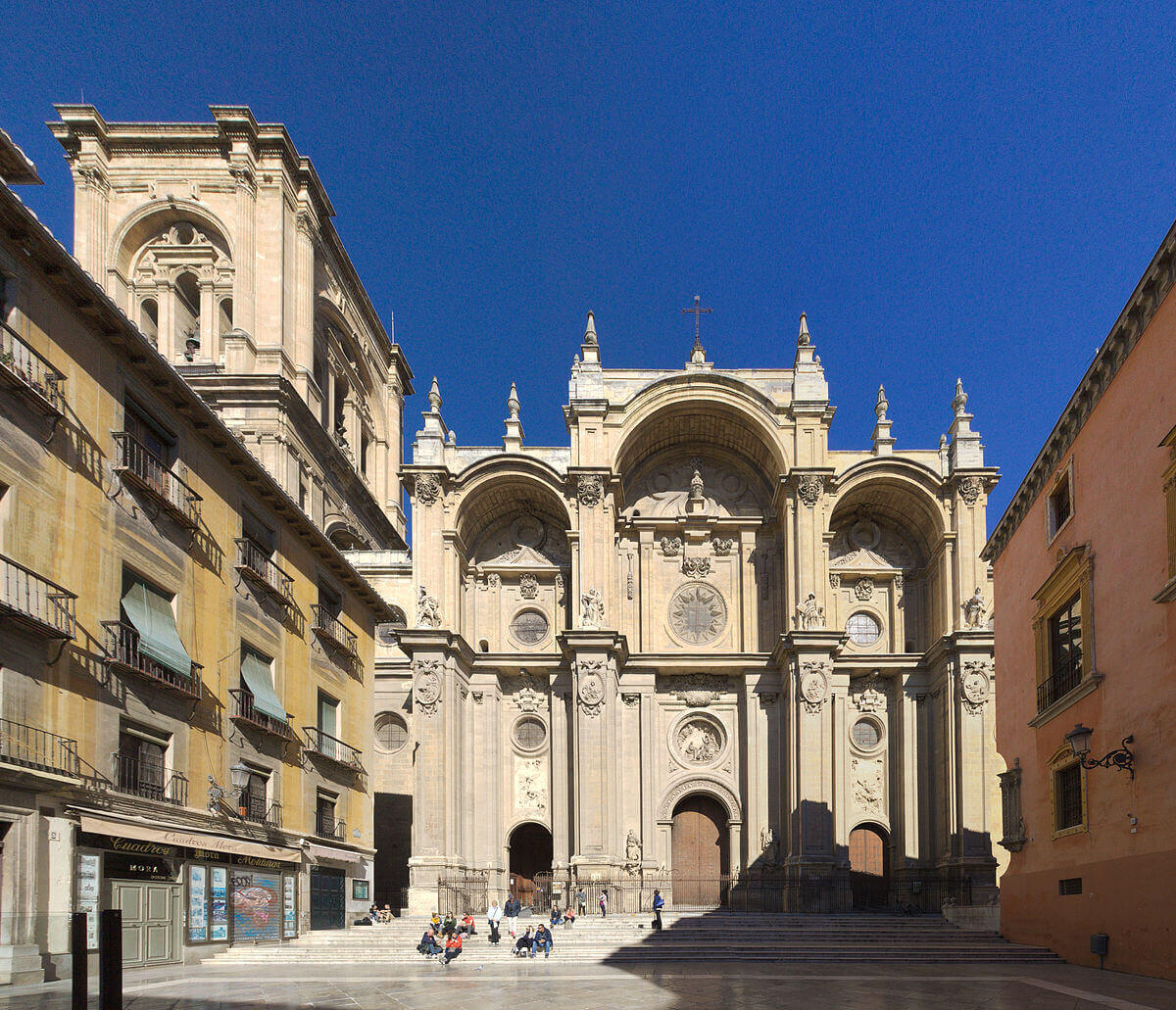 Descubre la belleza de la Catedral de Granada  - Guía turística completa