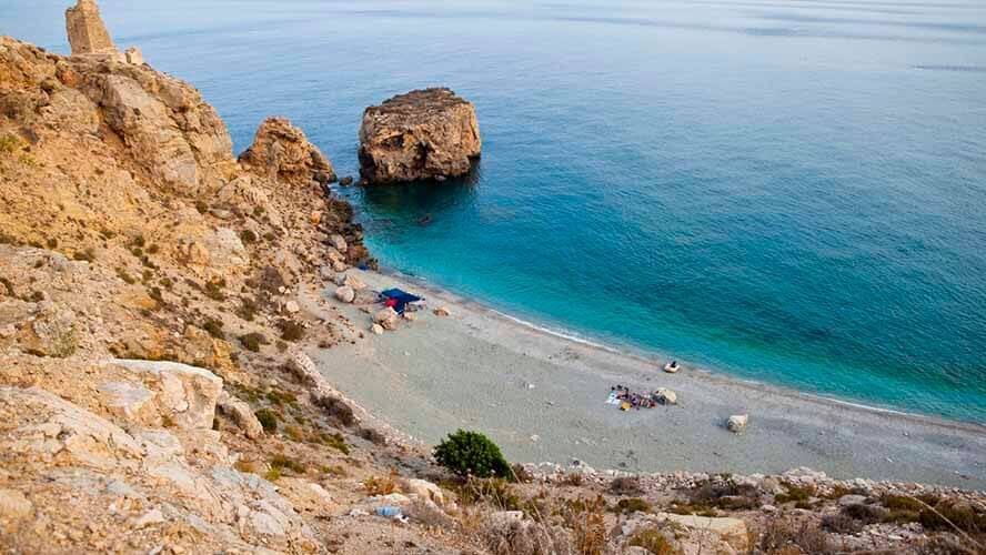 Descubre las mejores playas de Granada: guía completa y recomendaciones