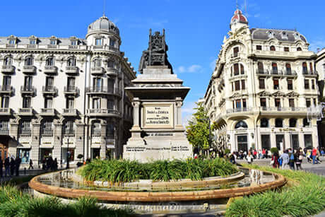 Plaza Isabel la Católica en Granada: Historia, Ubicación y Atracciones Turísticas