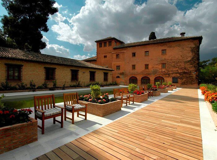Descubre el encanto histórico y cultural de Granada en el Parador de la Alhambra